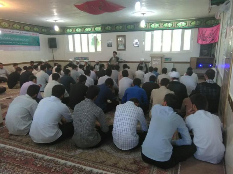 طلبه ای در مکتب امام زمان( عج) موفق است که با سواد و مهذب باشد طلبه ای در مکتب امام زمان( عج) موفق است که با سواد و مهذب باشد