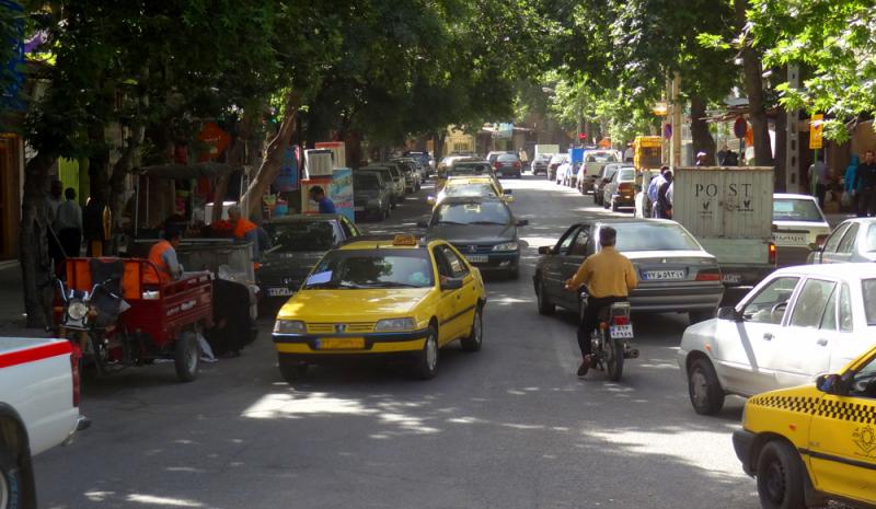 نبود پارکینگ و سرگردانی رانندگان خودرو برای پیدا کردن جای پارک در صحنه 