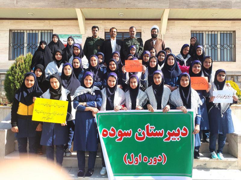 دانش آموزان دخترانه مدرسه سوده با فرمانده سپاه صحنه دیدار کدند