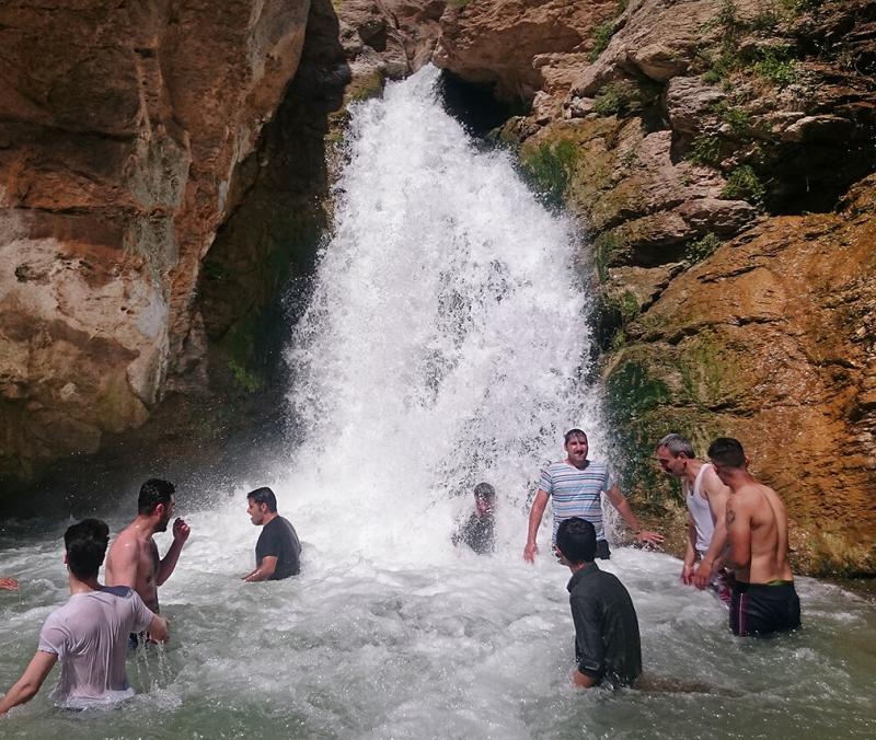روزهای گرم و آبتنی گردشگران در محل دربند صحنه