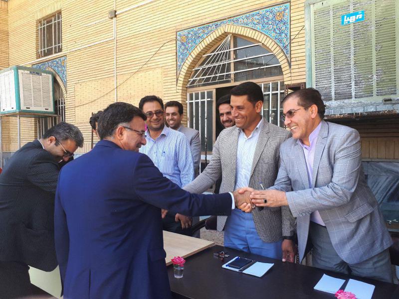 طرح میز خدمت با حضور ادارات مختلف در مسجد جامع شهرستان صحنه برگزار شد