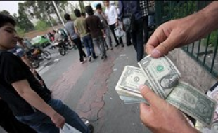 دلالان ارز میدان آزادی کرمانشاه در کمین زوار سرگردان 