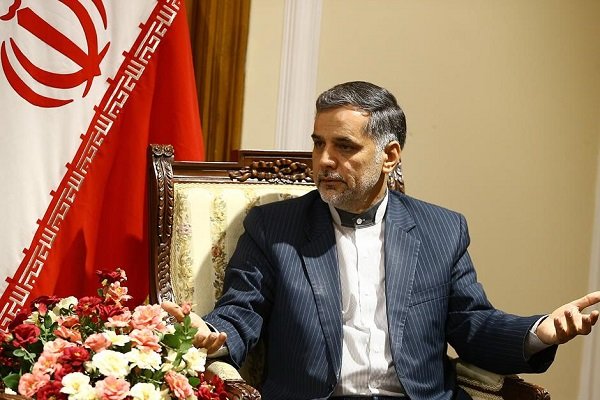 مسئولانی که خانواده آنها خارج از کشور هستند باید عزل شوند