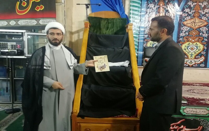 کتاب «آشنایی با معارف دفاع مقدس» در مدرسه علمیه صحنه رونمایی شد کتاب «آشنایی با معارف دفاع مقدس» در مدرسه علمیه صحنه رونمایی شد