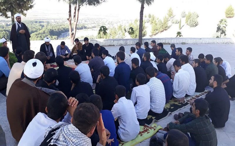  تجدید میثاق طلاب شهرستان صحنه با شهدای گمنام+ عکس
