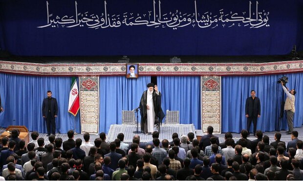 جمعی از نخبگان و استعدادهای برتر علمی با رهبر انقلاب دیدار کردند جمعی از نخبگان و استعدادهای برتر علمی با رهبر انقلاب دیدار کردند