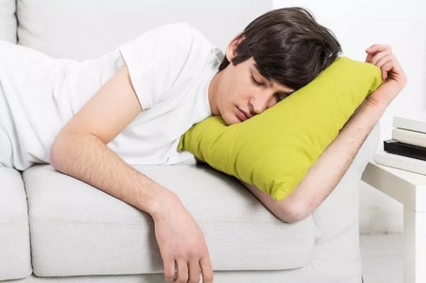 کدام نوشیدنیها به بهبود خواب شبانه کمک میکند کدام نوشیدنیها به بهبود خواب شبانه کمک میکند
