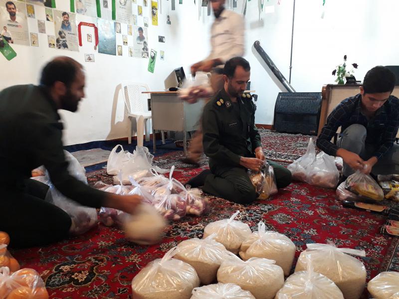 کمک های گروه جهادی سپاه شهرستان صحنه به نیازمندان در شب یلدا