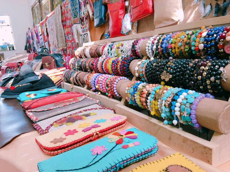 نمایشگاه دستان توانا به مناسبت دهه مبارک فجر در صحنه افتتاح شد نمایشگاه دستان توانا به مناسبت دهه مبارک فجر در صحنه افتتاح شد