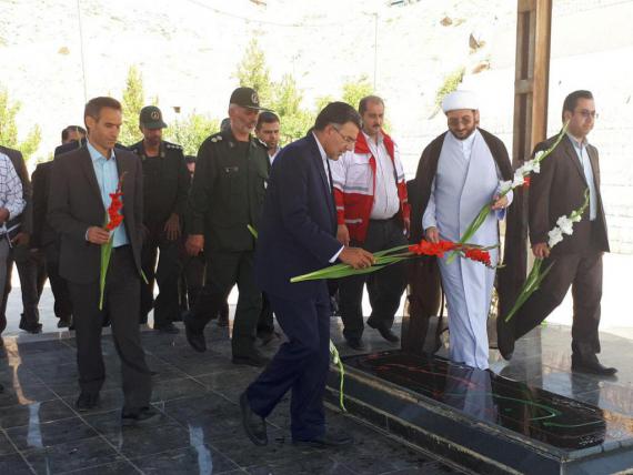 مراسم غبارروبی گلزار شهدای شهرستان صحنه  در دهه مبارک فجر انجام شد
