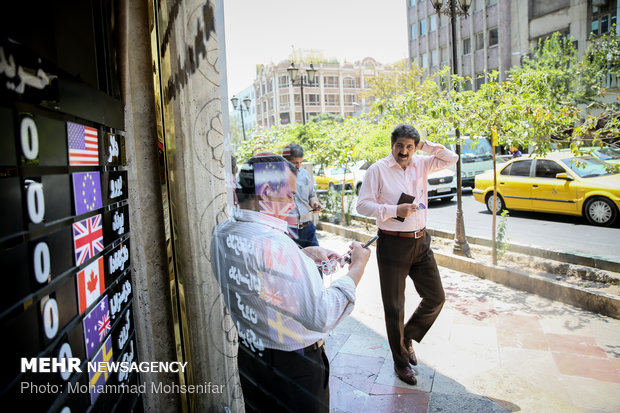 قیمت دلار ۳۰ بهمن به ۱۴۲۰۰ تومان رسید قیمت دلار ۳۰ بهمن به ۱۴۲۰۰ تومان رسید