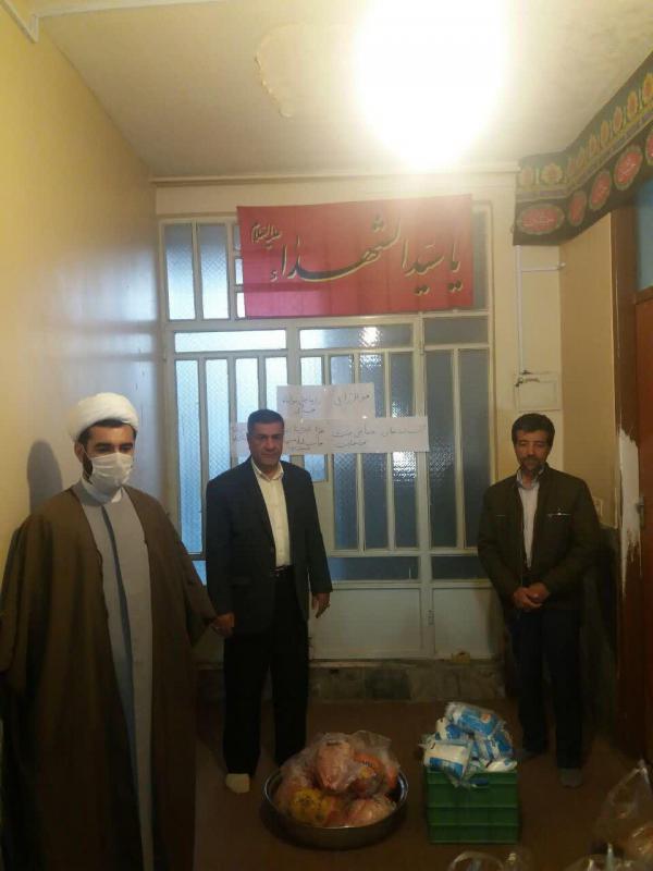 کمک طلاب بسیجی به نیازمندان شهرستان صحنه در قالب رزمایش همدلی و مومنانه
