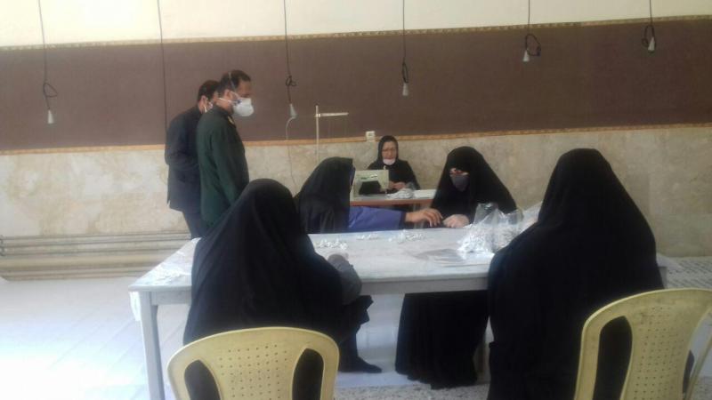 فرمانده ناحیه مقاومت بسیج سپاه شهرستان صحنه از کارگاه تولید ماسک شهید سلیمانی بازدید کرد