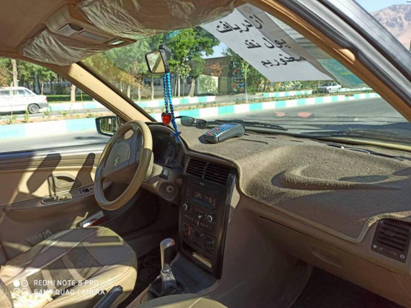 دستگاه کارتخوان بر روی تمام تاکسی‌های صحنه نصب می‌شود