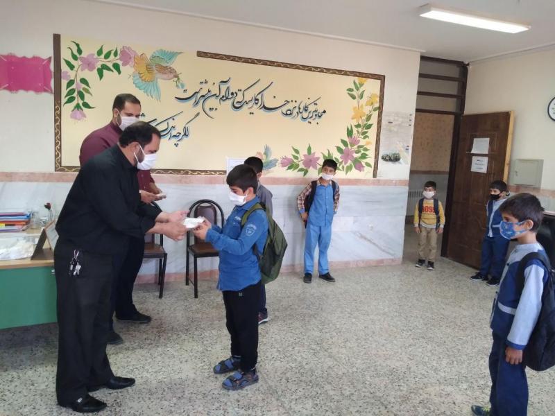  توزیع ماسک رایگان در مدارس شهر صحنه توسط گروه جهادی شهید قاسم سلیمانی