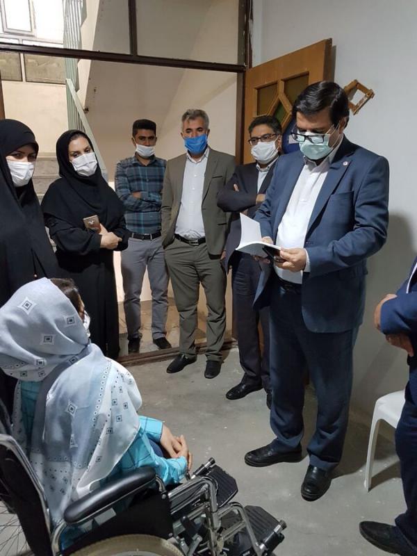 اهدای کتاب شاعر معلول صحنه ای به معاون توانبخشی سازمان بهزیستی کشور