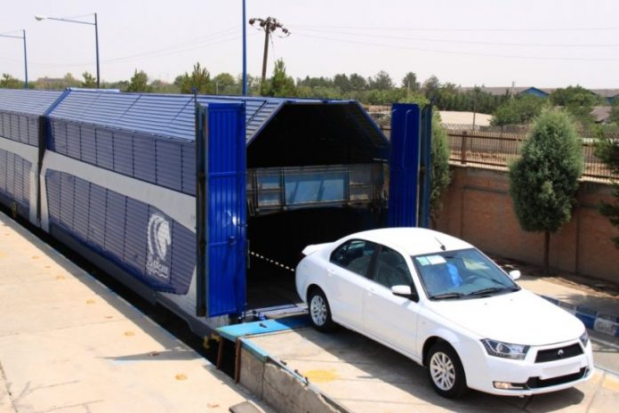 محصولات ایران خودرو کرمانشاه واقع در شهرک صنعتی صحنه با ریل جا به جا می شوند