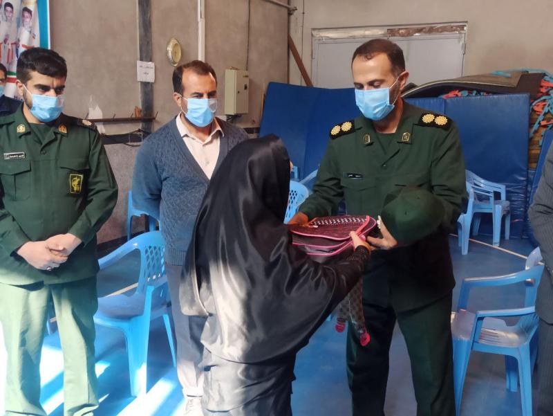 200 بسته لوازم التحریر توسط گروه های جهادی سپاه صحنه در بین دانش آموزان نیازمند توزیع شد