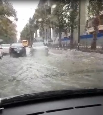خیابان طاق بستان کرمانشاه به رودخانه تبدیل شد