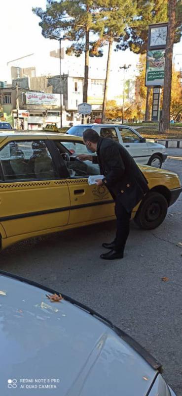 توزیع ماسک و مواد ضدعفونی کننده به رانندگان و مسافران تاکسی های درون شهری صحنه