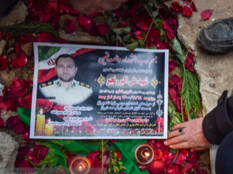 یک فیلم و یک ملاقات؛ دو اشتباه در حاشیه شهادت مامور ناجا یک فیلم و یک ملاقات؛ دو اشتباه در حاشیه شهادت مامور ناجا