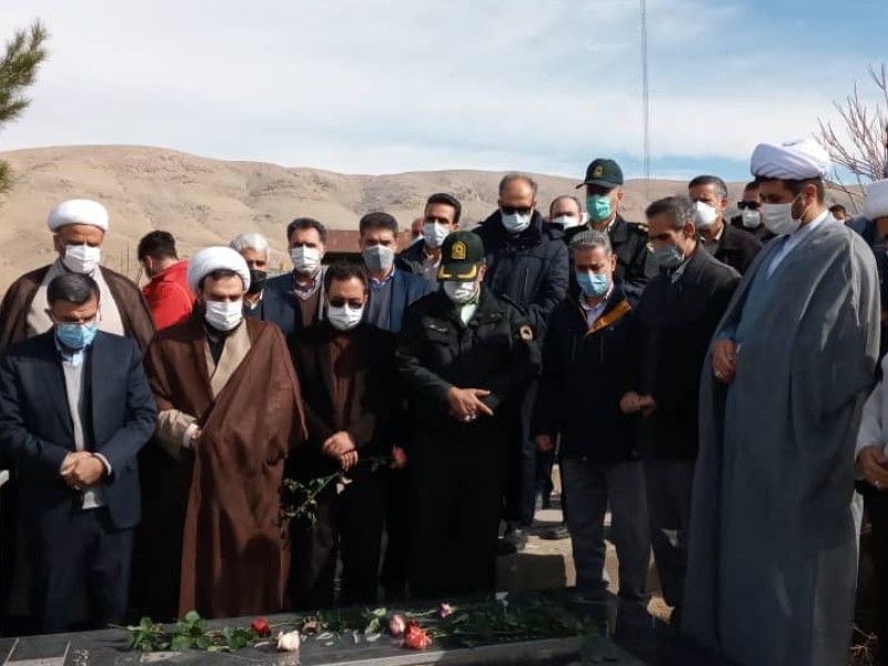غبار روبی و عطر افشانی مزار شهدا در شهرستان‌صحنه
