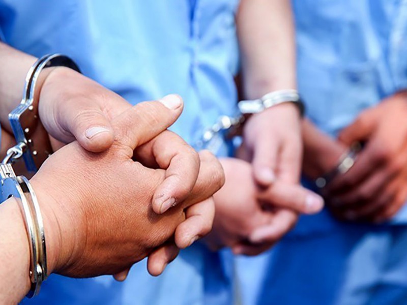 دستبند پلیس بر دستان عوامل نزاع دسته جمعی صحنه