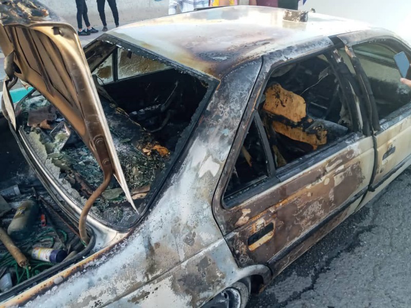 اطفا حریق خودرو پژو ۴۰۵ در جایگاه سوخت صحنه