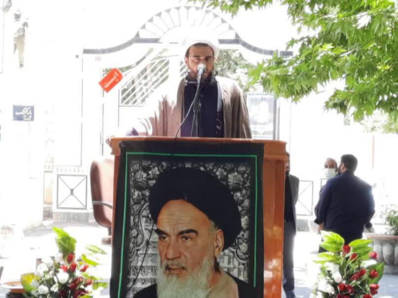 کسانی که می گویند ما با انتخابات کاری نداریم در زمین دشمن بازی می کنند