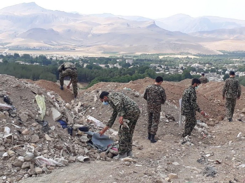 نظافت مزار شهدای گمنام صحنه توسط ورزشکاران بسیجی