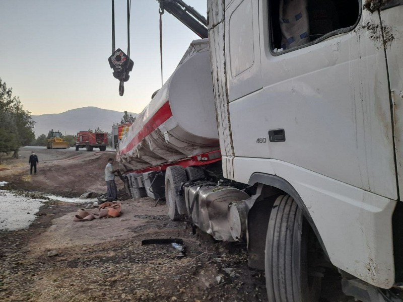 واژگونی تانکر 30 هزار لیتری سوخت در اتوبان صحنه به کرمانشاه