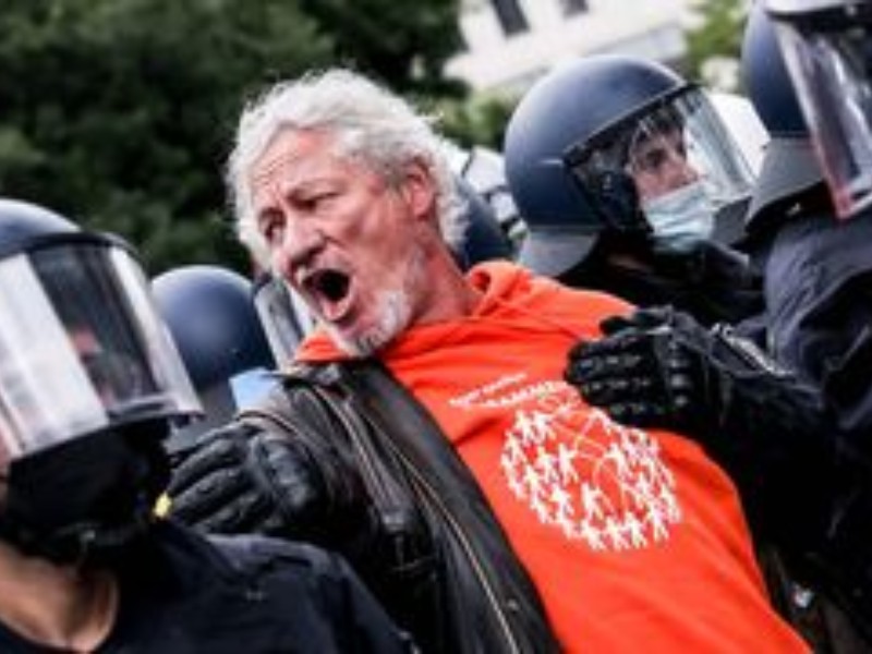 تظاهرات گسترده مردم اروپا در مخالفت با گذرنامه‌های واکسن کرونا + فیلم و عکس