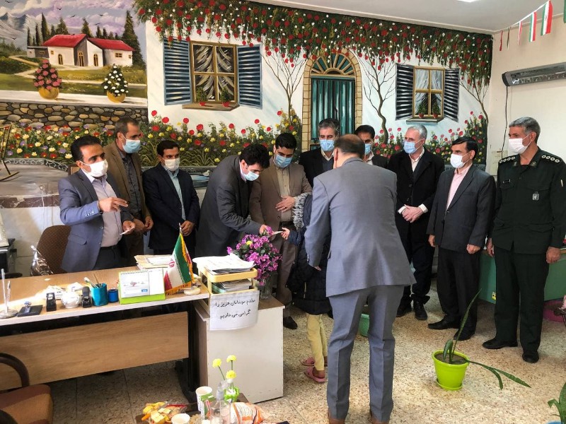 400 کمک هزینه به دانش آموزان کم برخوردار صحنه ای اهدا شد