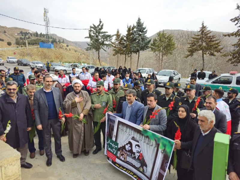 غبارروبی و گل افشانی مزار شهدا به مناسبت دهه مبارکه فجر غبارروبی و گل افشانی مزار شهدا به مناسبت دهه مبارکه فجر