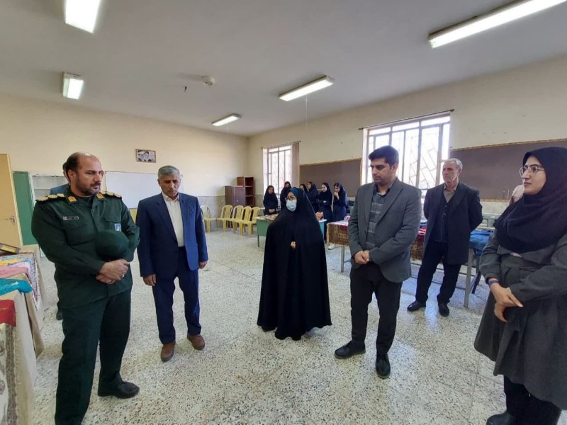 فرمانده سپاه صحنه از نمایشگاه دوخت و طراحی لباس بازدید نمود