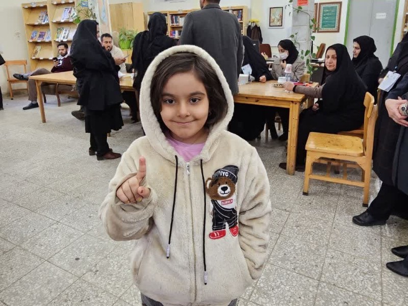 حضور گسترده مردم شهرستان صحنه در شعب اخذ رای