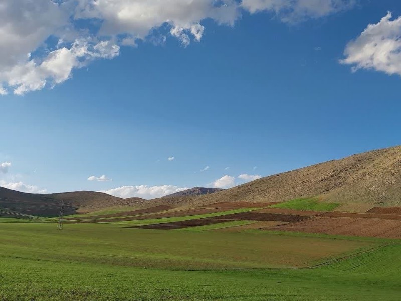 کوهها و دشت های سرسبز صحنه در فصل بهار