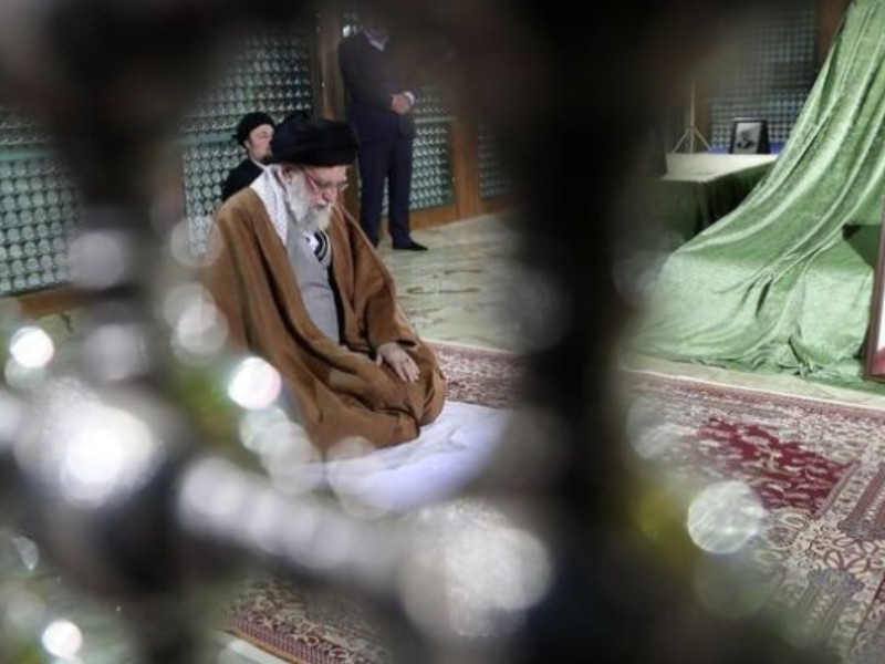 حضور رهبر انقلاب در مرقد امام خمینی (ره) حضور رهبر انقلاب در مرقد امام خمینی (ره)
