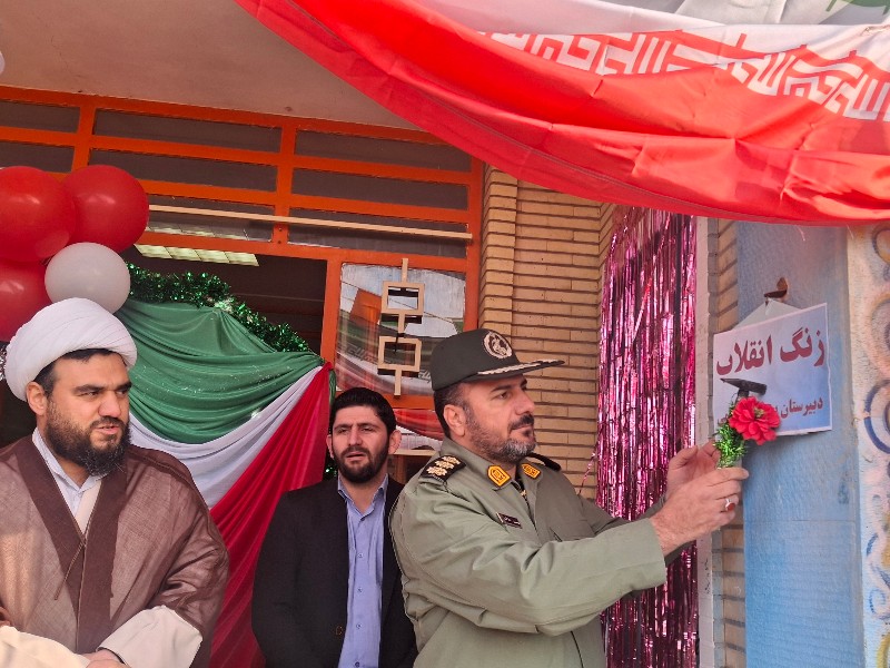 نواختن زنگ انقلاب در صحنه