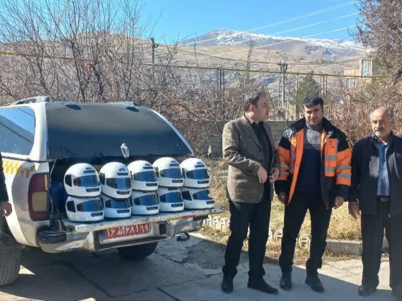 آموزش ایمنی و ترافیک وتوزیع کلاه کاست در دینور