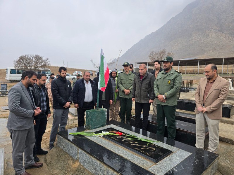 گل افشانی و غبارروبی مزار مطهر شهدا در صحنه