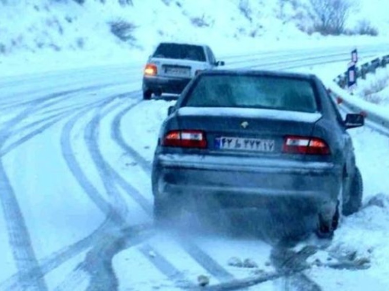 نجات ۲۲۱ خودروی گرفتار در جاده‌های کرمانشاه