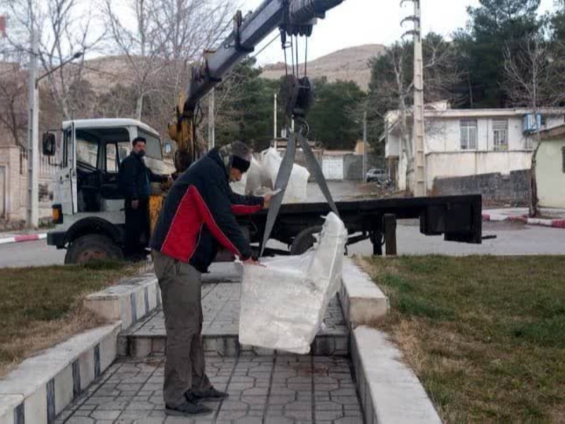 شروع عملیات جایگذاری نیمکتهای سنگی در پارک ها شروع عملیات جایگذاری نیمکتهای سنگی در پارک ها