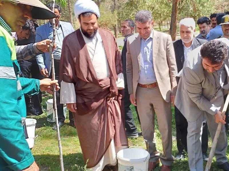 جایگزینی درختان آفت‌زده پارک‌جنگلی جوادآباد صحنه