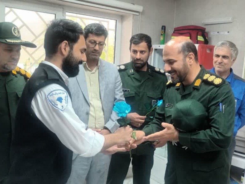 دیدار و تقدیر از کارگران ایرانخودرو به مناسبت روز کارگر دیدار و تقدیر از کارگران ایرانخودرو به مناسبت روز کارگر