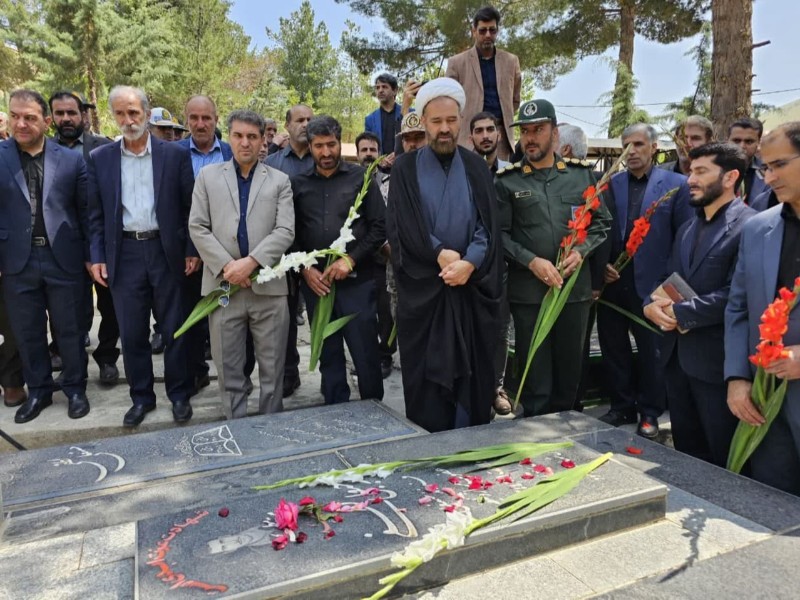 گل افشانی مزار شهدای صحنه در سوم خرداد گل افشانی مزار شهدای صحنه در سوم خرداد