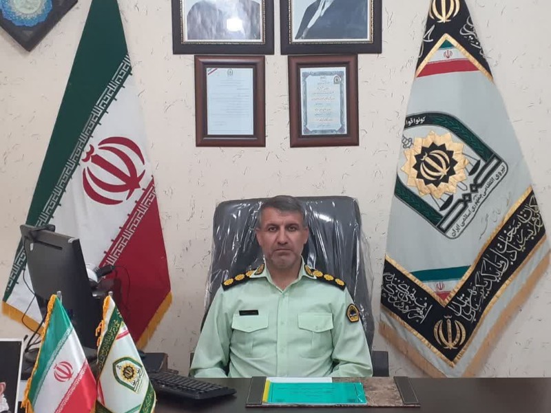 دستبند پلیس بردستان سارق خانه باغ های صحنه دستبند پلیس بردستان سارق خانه باغ های صحنه