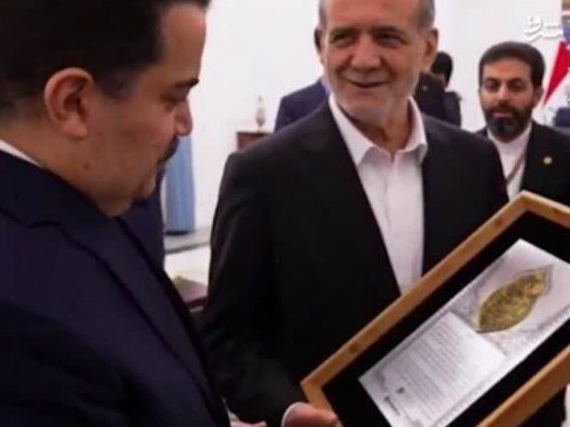 اهدای لوح پیام تقدیر رهبر انقلاب به نخستوزیر عراق اهدای لوح پیام تقدیر رهبر انقلاب به نخستوزیر عراق