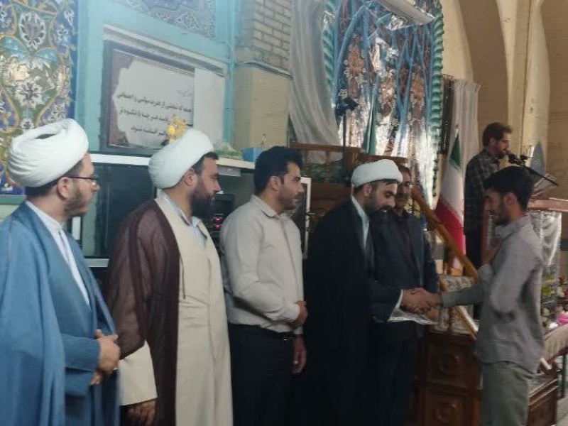 تجلیل از برگزیدگان مسابقه کتابخوانی در نماز جمعه تجلیل از برگزیدگان مسابقه کتابخوانی در نماز جمعه