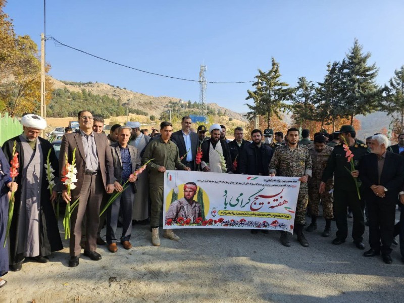 گل افشانی مزار شهدا در صحنه گل افشانی مزار شهدا در صحنه